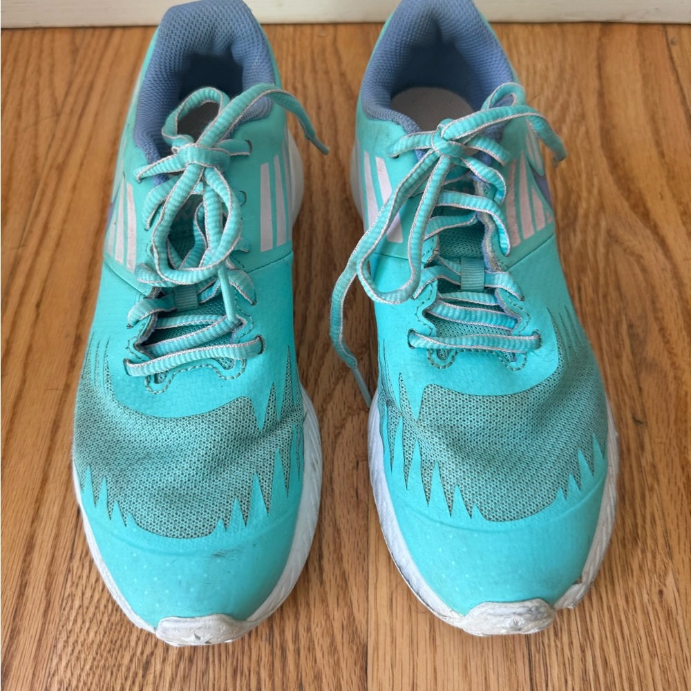 **EUC** Girls Teal Nike Running Shoes - Size 4Y